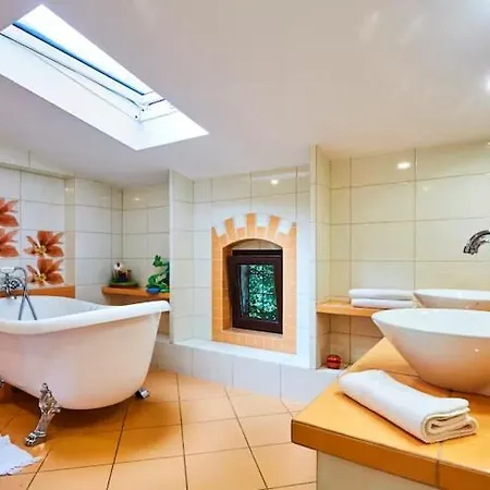 Comfortable Home, Pool, Sauna, Jacuzzi Vakantiehuis *