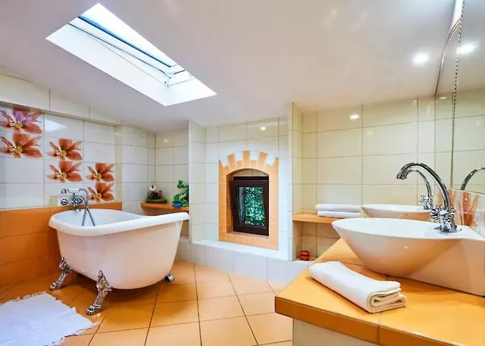 Comfortable Home, Pool, Sauna, Jacuzzi Ferienhaus *