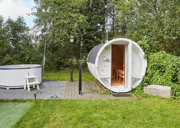 Comfortable Home, Pool, Sauna, Jacuzzi Ferienhaus